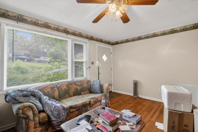 505 E H St, Brunswick MD — living room