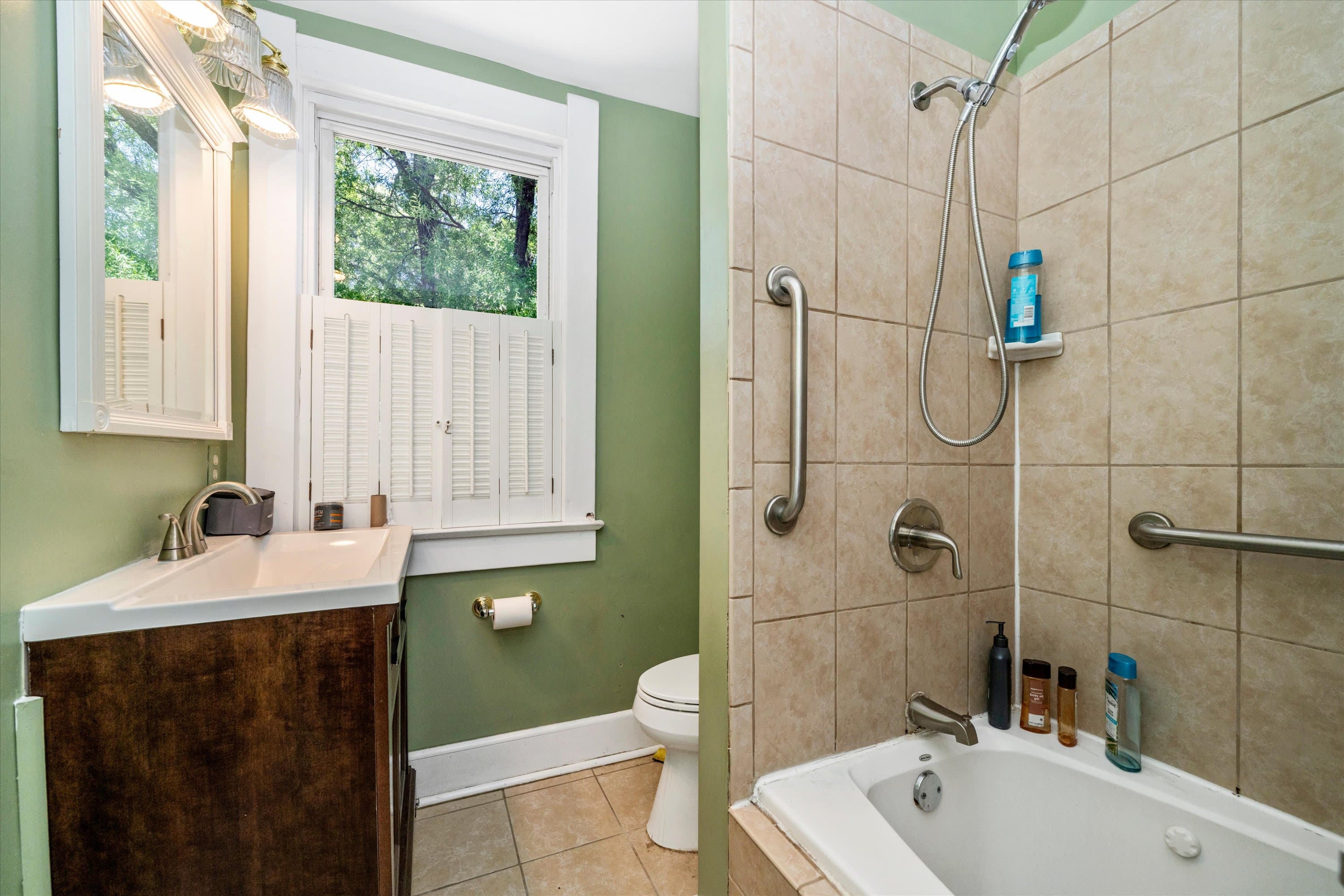 Upper-level secondary full bath at 3034 South Dakota Ave NE